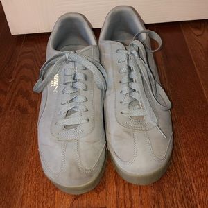 Blue gray suede Puma golf shoes